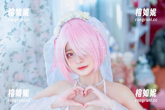 私房与自然的碰撞：Azami的户外作品诠释