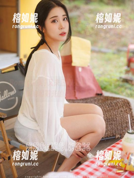 Bomi(普美)又来狂撒美腿写真，原图中草地和阳光的搭配太养眼了！