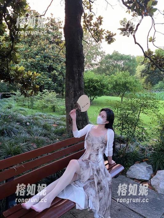微密圈 - 黑丝儿油亮，July芝岚的作品集又来啦：看完我决定慢慢活成这条腿！