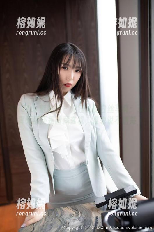 MiStar魅妍社 - 刘钰儿的白丝写真：天真无邪还是暗藏玄机，谁也说不清楚