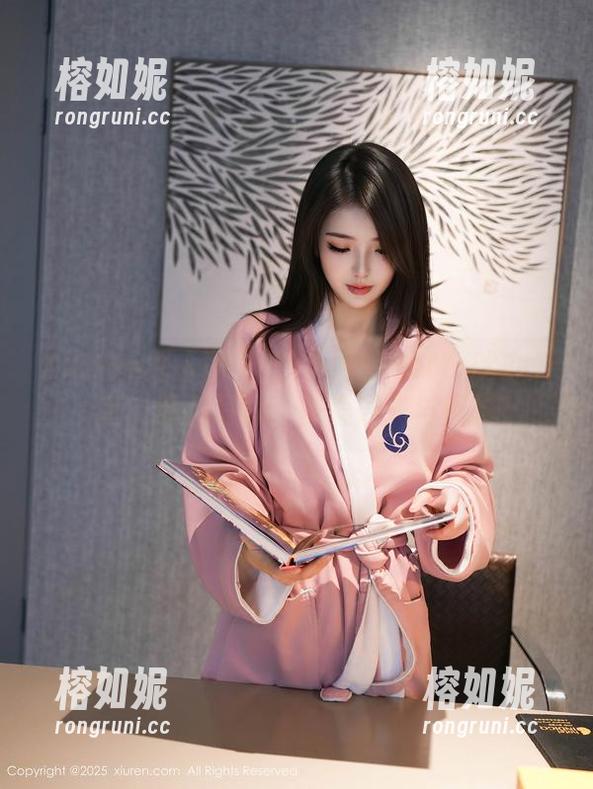 Xiuren秀人网 - 在伊小七MoMo的办公室：原图写真，探索闪光与阴影