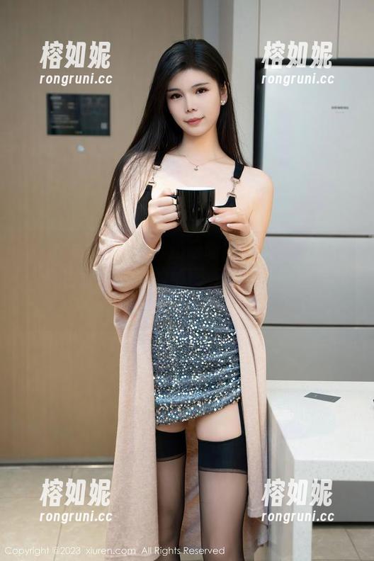 Xiuren秀人网 - 奶喵喵的私房运动写真，白色运动服下的秘密，感受到一丝神秘的气息。
