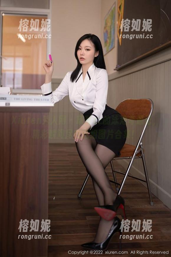 Xiuren秀人网 - 草莓zz的泳池奇遇记，精彩瞬间尽在这组图片合集！