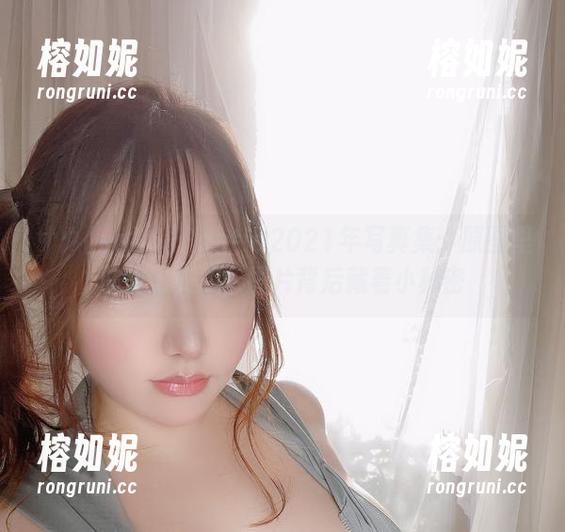 サク(saku)Fantia2021年写真集：原图里的光影交织，图片背后藏着小秘密
