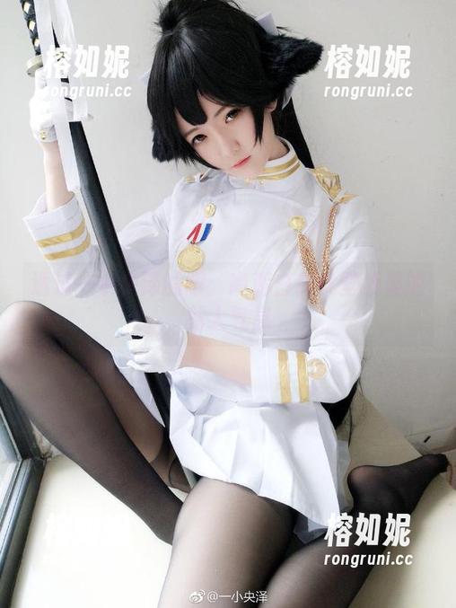 透过一小央泽的眼：高清白修女壁纸里的黏人气息