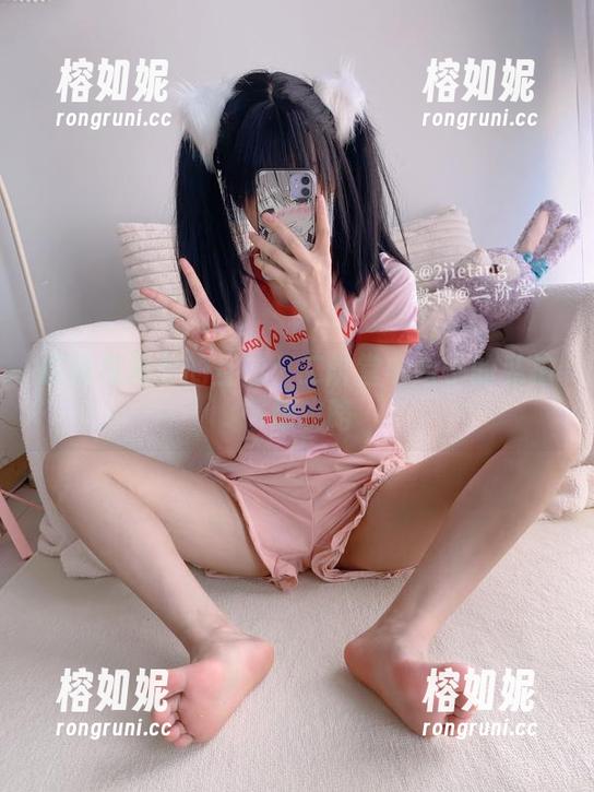 眼镜与光影的互动：二阶堂宅绘子的私拍情感攻略