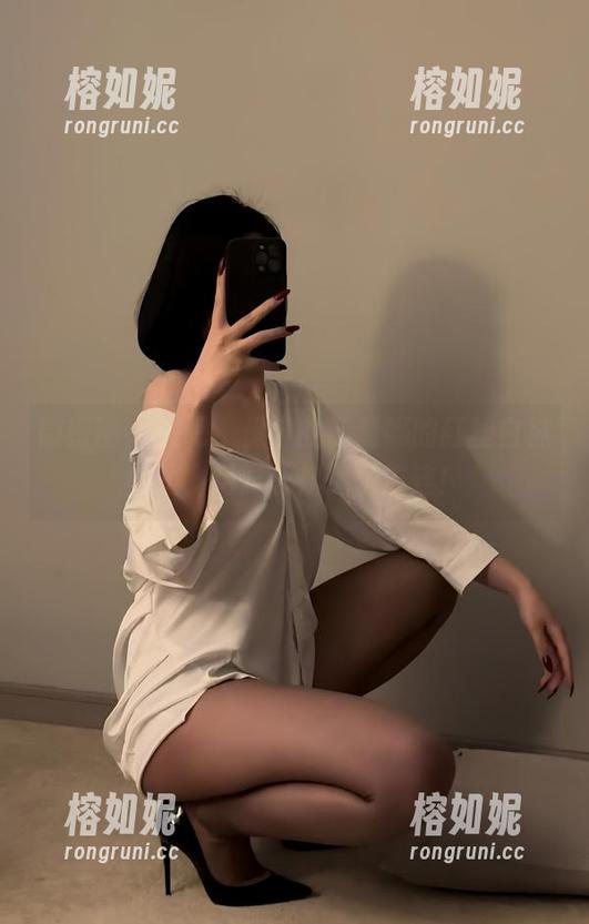 微密圈 - 来吧，保守的二舅妈的红丝白袜美图，绝对让你免费流连！