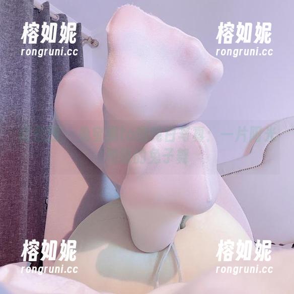 微密圈 - 兔宝妮to的纯白写真：一片阳光和谐的兔子舞