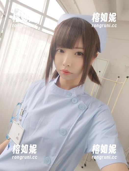 十万珍吱伏特更新了她的自拍作品集，可以说是心动满满！