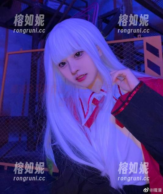 嘎潼的写真作品，女王风范尽显，光影交错间的魔力。