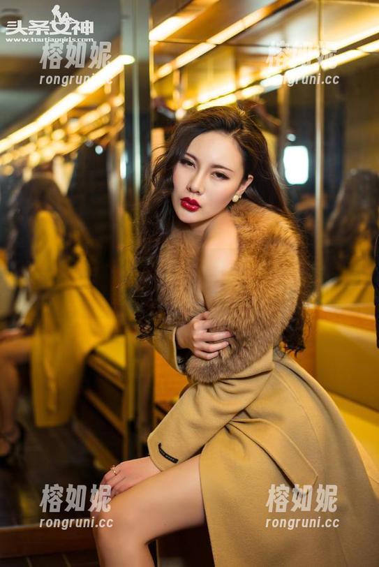 头条女神 - 筱溪的另类白色诱惑：赶紧下载网盘里的高清大图！