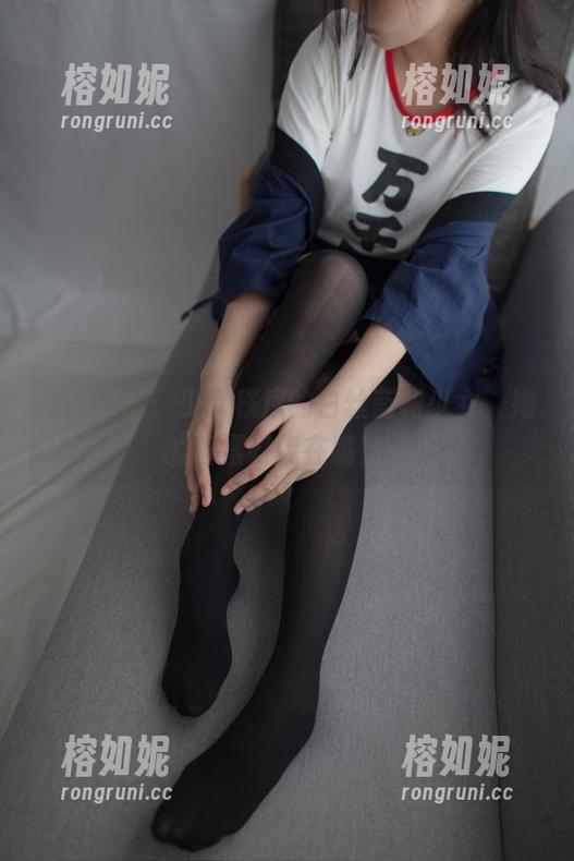 原图放送：少女秩序的白丝蓝裙少女，她的裙摆好像在跳舞？