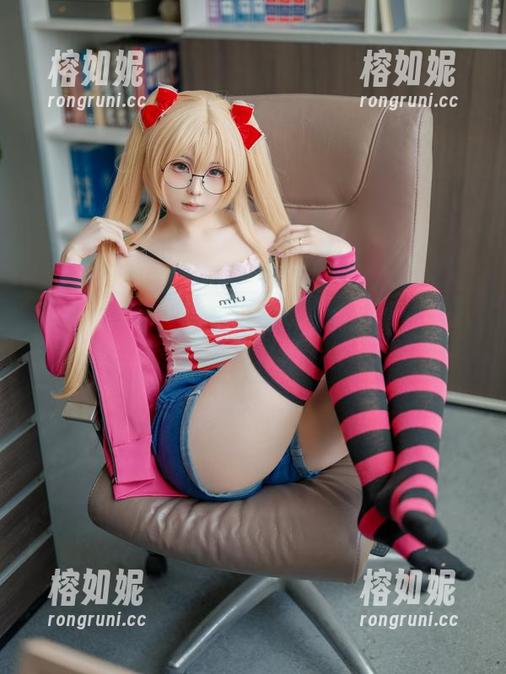 优雅与缤纷：幼水铃衣的Vocaloid兔子洞美图集