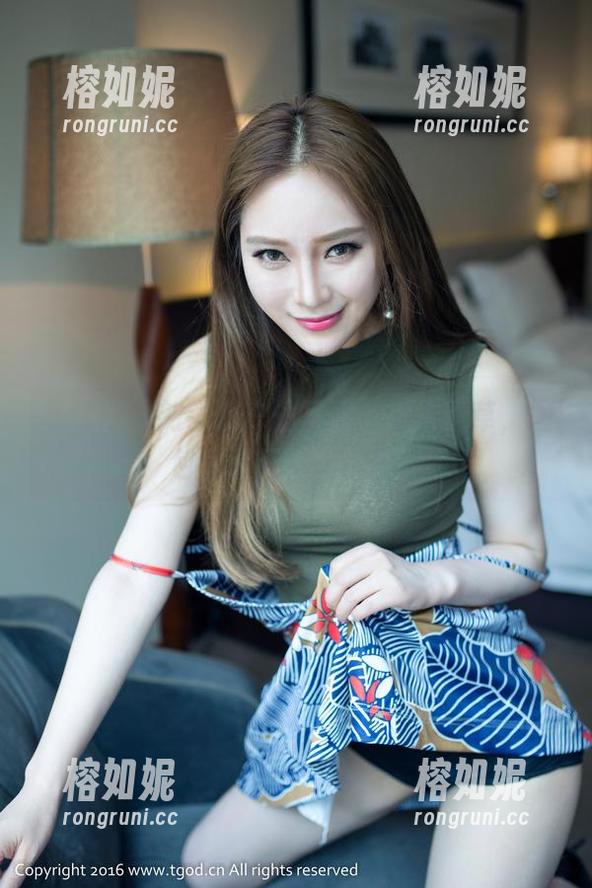 推女神 - 刘钰儿户外写真：踩着青草，图包里是无穷的玩乐！