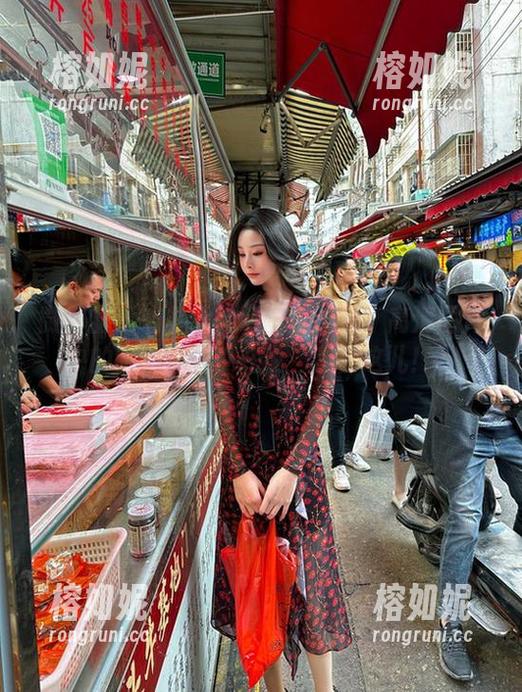 微密圈 - 有种女神叫是小逗逗：高清图片中的眼神，似乎在说“我在这儿！”