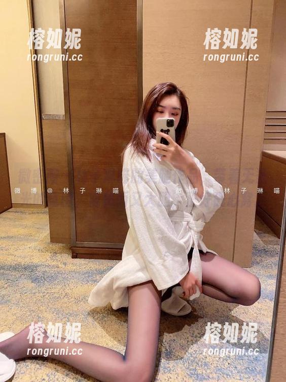 微密圈 - 林子琳喵的美腿作品，带着无圣光的氛围，隐秘而又大胆，正好戳心窝。
