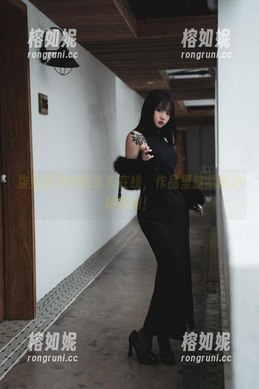 柒柒要乖哦的泳衣在线，作品里暗藏的温暖瞬间！