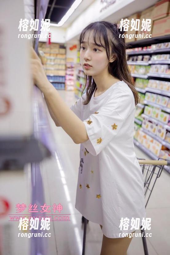 梦丝女神 - 黑风衣、优雅美腿，小盐的图包分享令人心醉神迷！