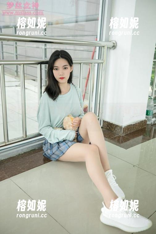 梦丝女神 - 雪馨的泳衣魅力：敢不敢下载她的作品？
