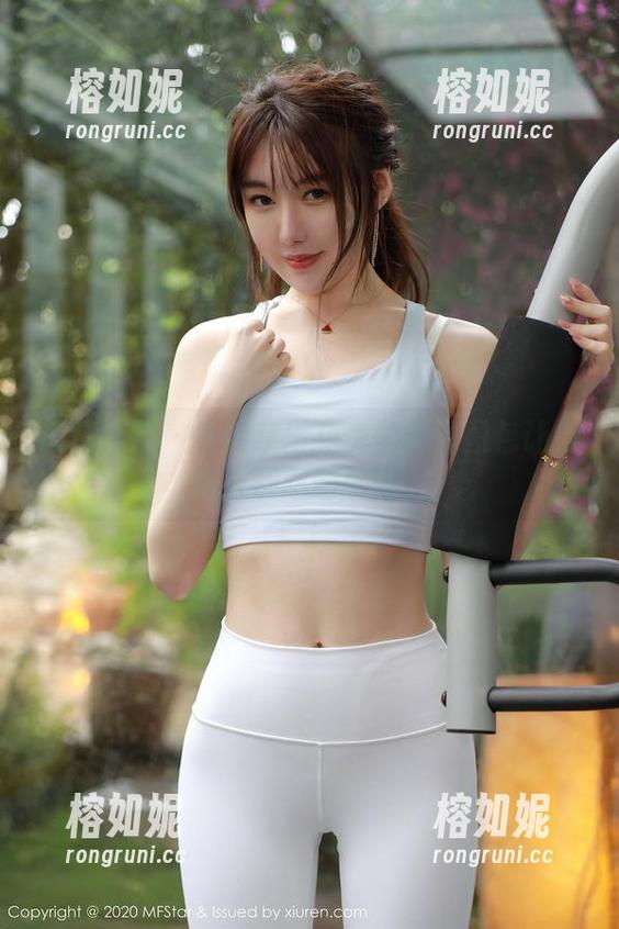 模范学院 - 为啥草莓兔兔的自拍图包让我每天都想啃草莓？