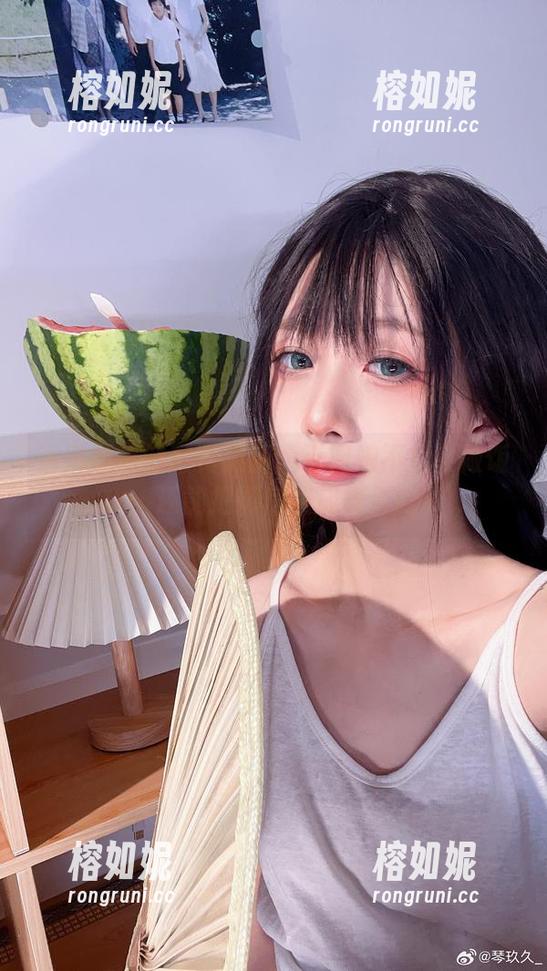 清青琴玖的写真更新：小厨娘不止会做饭，还能把厨房变成舞台！