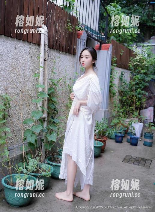 秀人网 - 从未见过如此完美的美脚！来看看Laura苏雨彤的免费美图