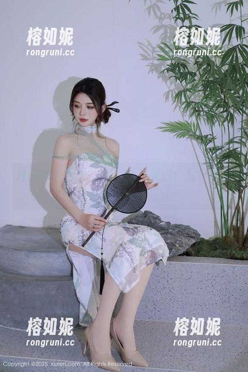 秀人网 - 随意一拍，尽是美图：允尔教你泳衣也可以不正式