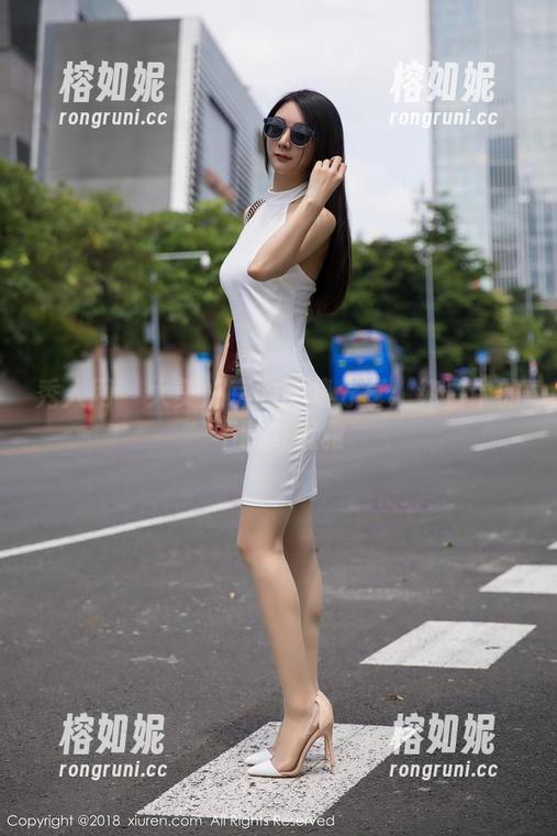 秀人网 - 大美媚京的图集分享：纯白中的不羁与优雅