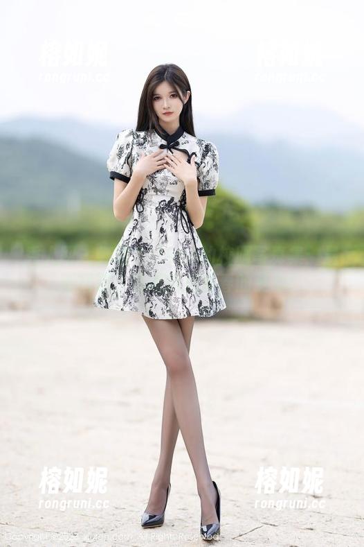 秀人网 - 娜露Selena的校服写真集：最新精选，瞬间捕捉青春的灵动！
