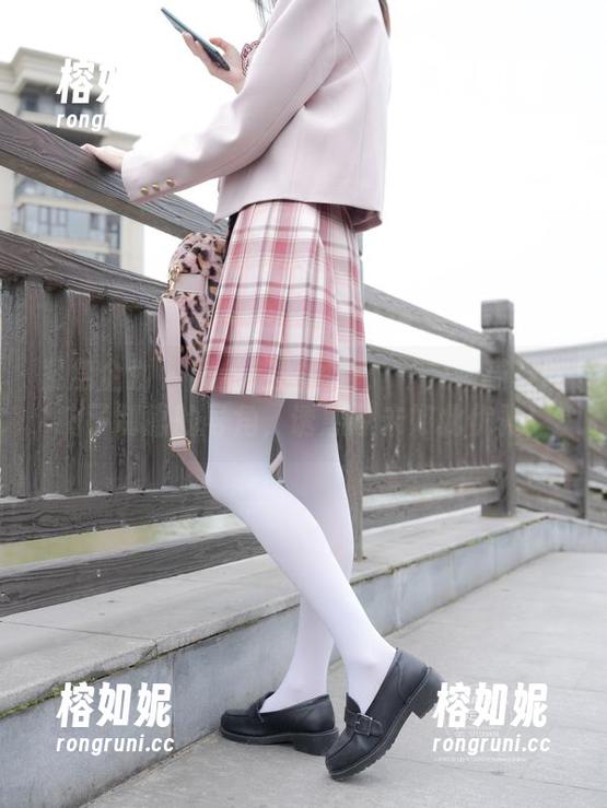 紧急企划 - 黑丝制服图包：一只喵喵梓吹响了制服的号角，诱惑从未如此优雅！