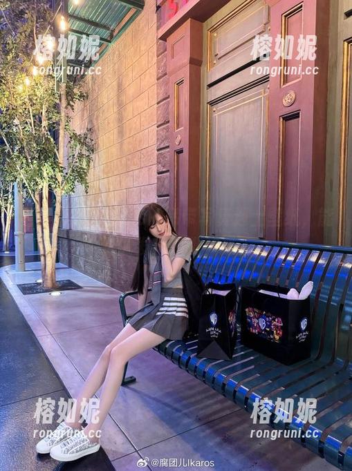 当腐团儿Ikaros的吊带写真遇上壁纸，能量爆发，心跳加速。