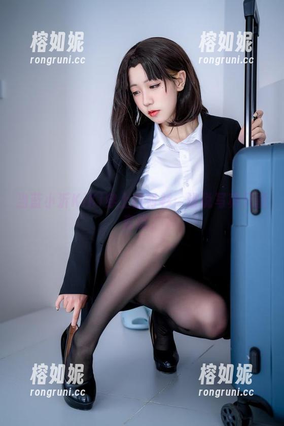 当蓝小沂KiKi穿上白衬衫：谁说写真只能套路？