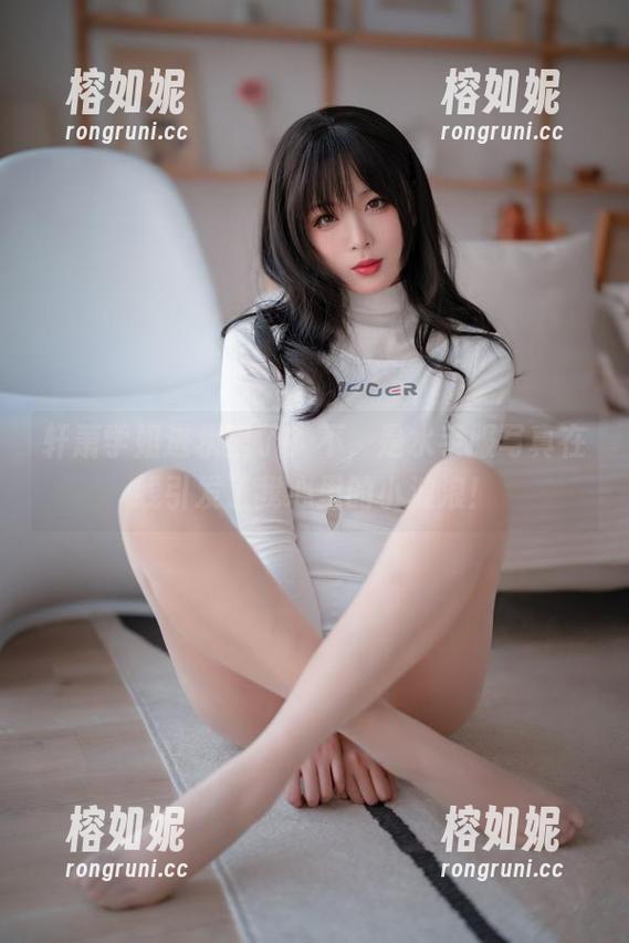 轩萧学姐进水里了？不，是水手服写真在线引发了我心里的小波浪！