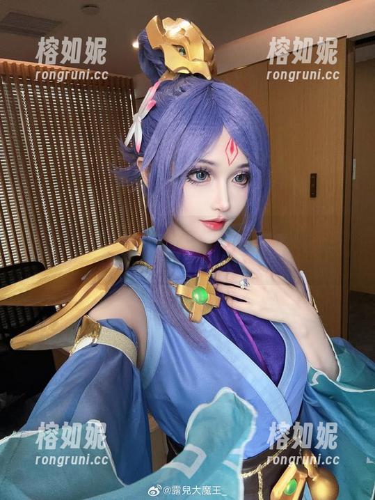 来看看露儿大魔王在水手服中的写真集——感受一下被海风吻过的姿态！