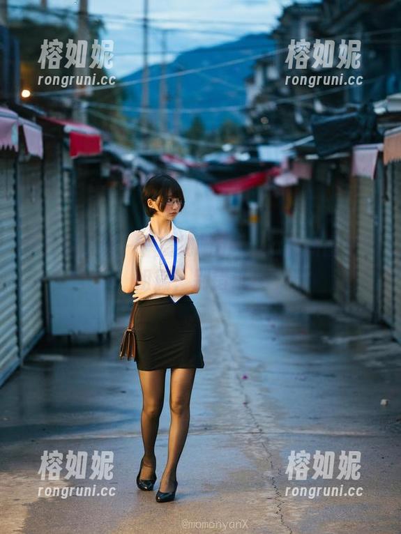在云端漫游——魔物喵nigisa最新图集空姐篇，别错过！