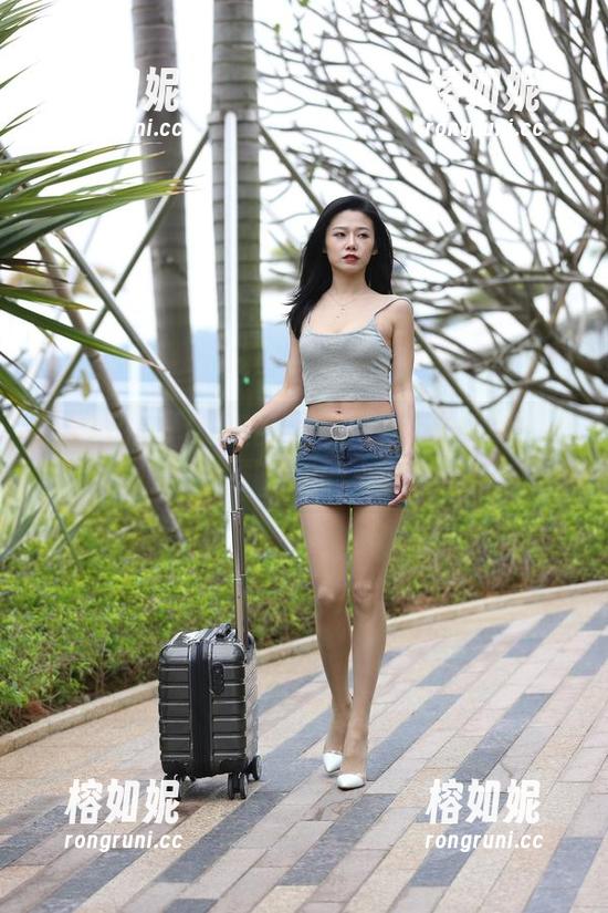 魔镜街拍 - OL极品黑丝美女婷婷渊博工作日常：图集里的小调皮！