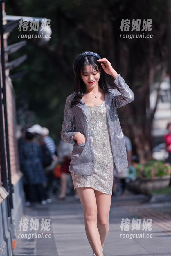 魔镜街拍 - 只需点击，曼曼女王的免费照片等你拿！