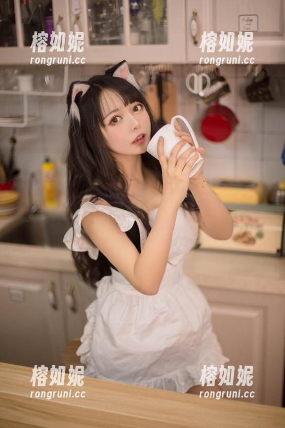 黑猫猫ovo最新照片揭晓，长腿背后隐藏的小小心机